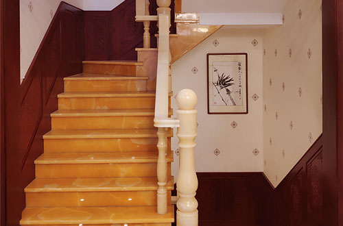 长倘口镇中式别墅室内汉白玉石楼梯的定制安装装饰效果